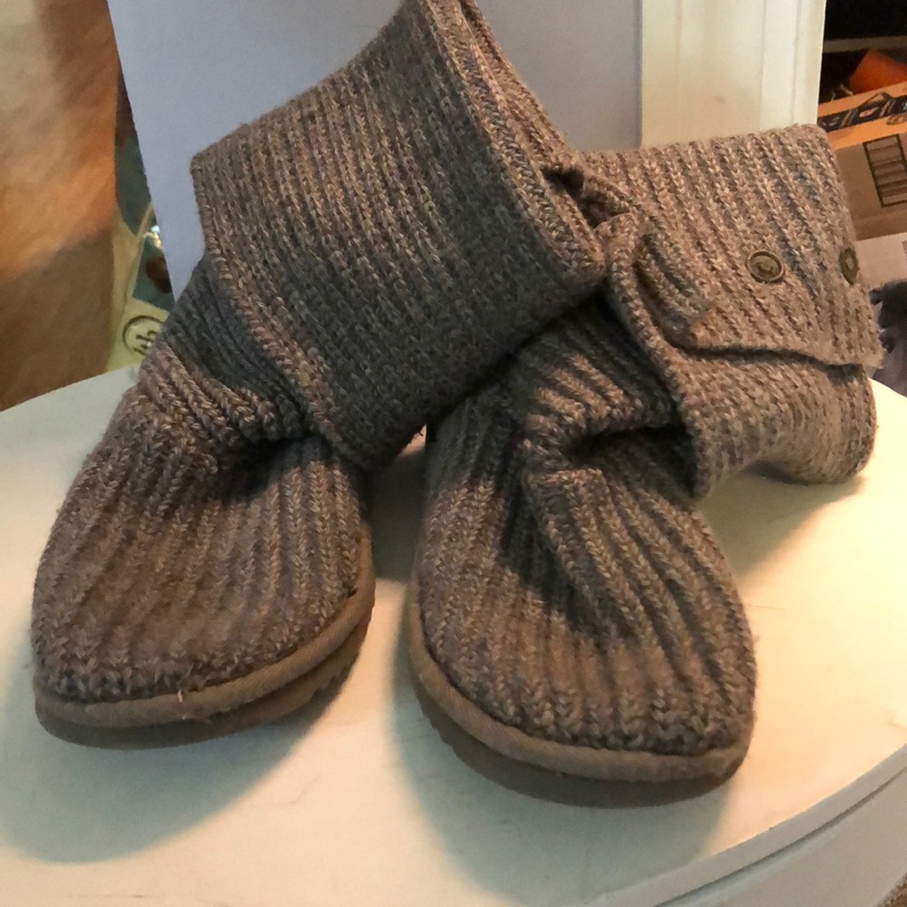 Grey knit Uggs size 6